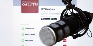 A microphone in front of a screen that displays the MIT Catalysts podcast web page
