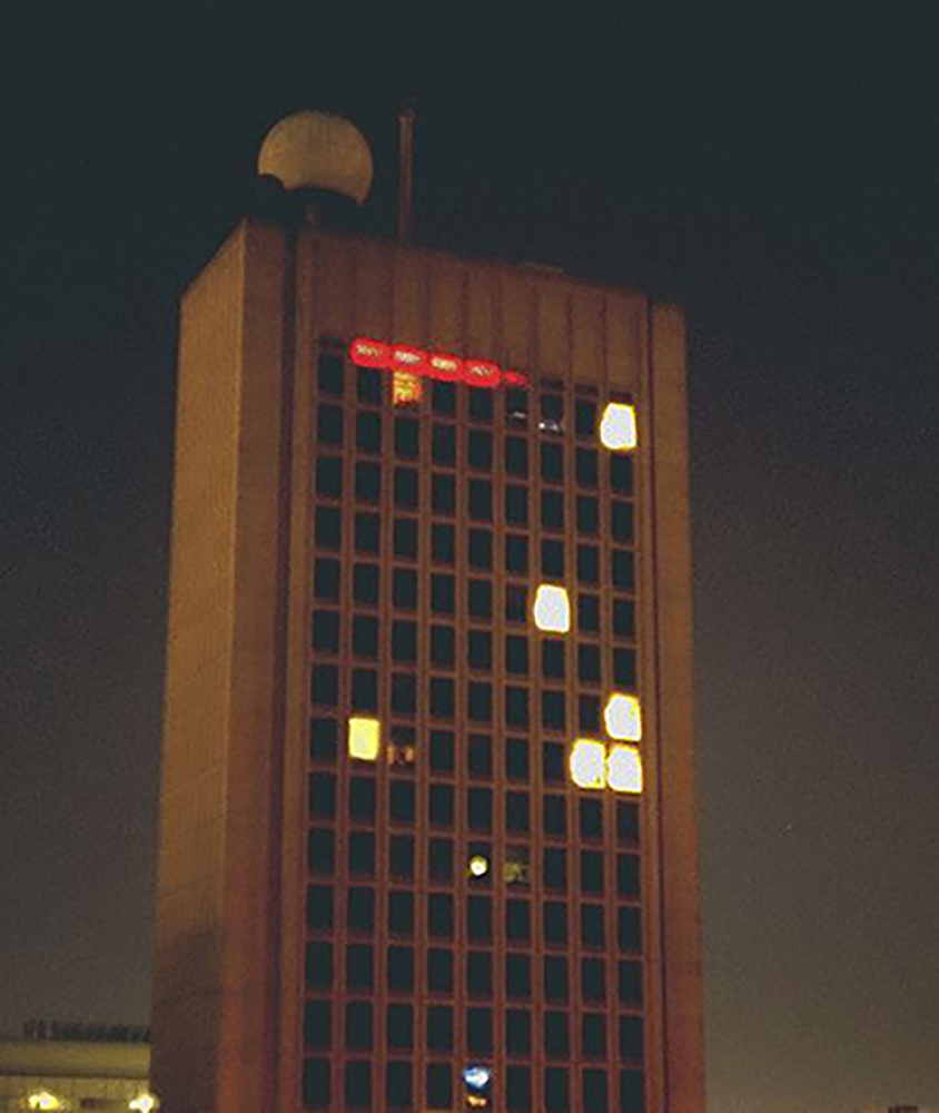In 1993, the building was transformed into a massive VU meter that was keyed to the music of the Boston Pops concert and fireworks.