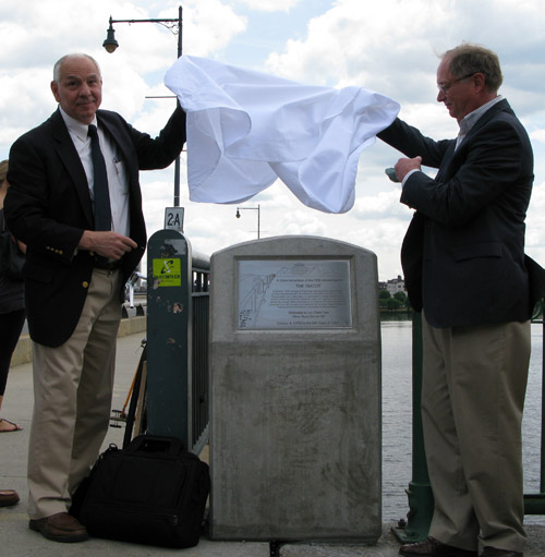 Ta da! The plaque was unveiled by Class of 1962 President Mead Wyman and Director of FSILG Alumni Relations Bob Ferrara '67.