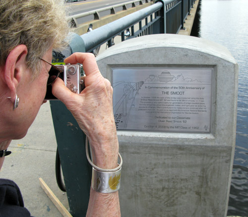 Made of space-age titanium metal, the plaque was designed by Ilan Moyer ’08 and Melissa Rothstein and machined by Moyer with advice by Ken Stone ’72, director of the MIT Hobby Shop. It's installed on the Cambridge side of the bridge and replaces a cast-iron plaque, also a gift of the Class of 1962, that was installed in 1987.