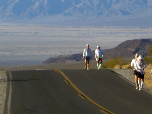Hung Ng (back right) at the Badwater Ultramarathon in Death Valley, California