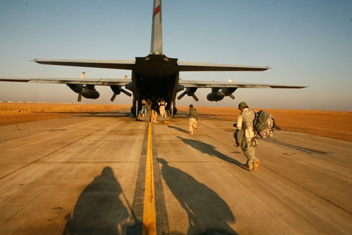 Boarding a USO flight in Tikrit, Baghdad (© Owen Franken).