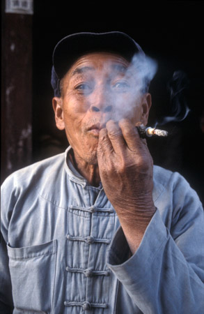 A Chinese smoker in Suzhou
