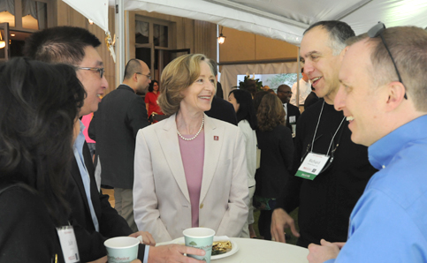 President Susan Hockfield (center) talking with alumni and guests at the 25th reunion brunch. Photo: Darren McCollester.