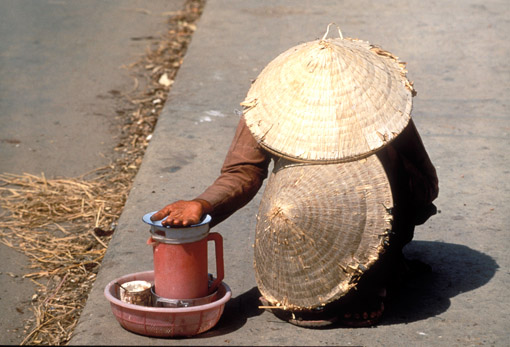 A woman begging in Vietnam (© Owen Franken).