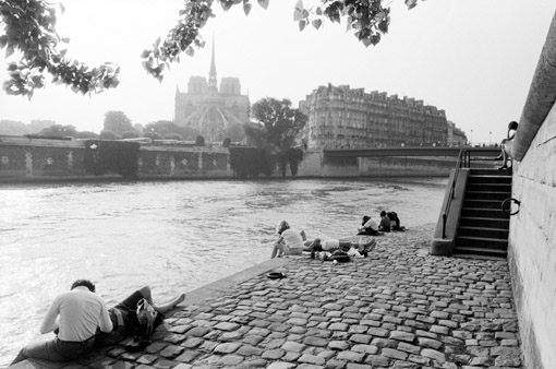 Couples on the banks of the Seine, Île Saint-Louis, Paris