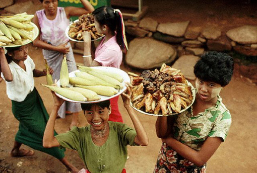 Women selling food and serving it up to the passengers of a train in Myanmar, 1987 (© Owen Franken/CORBIS). 