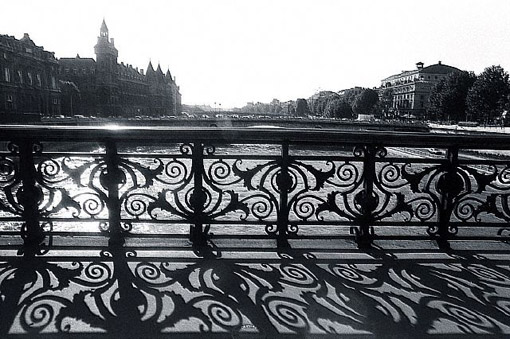 Iron railing over the Seine River, Paris, 1988 (© Owen Franken/CORBIS). 