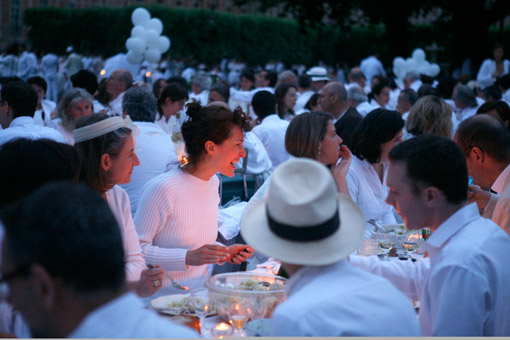The White Dinner in Paris, Place des Vosges
