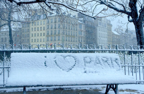 A sign in the snow near Notre Dame, Paris (© Owen Franken).