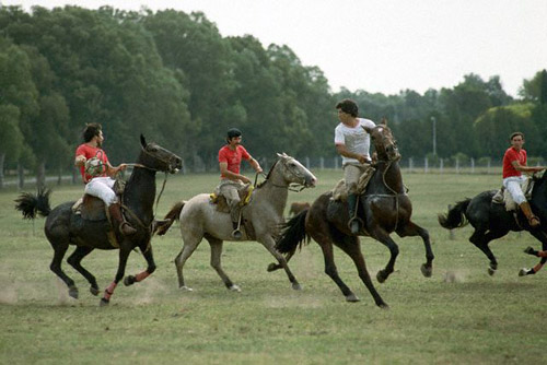 A group of men play the Argentine mounted sport pato in  Buenos Aires, Argentina, April 1986 (© Owen Franken/CORBIS).