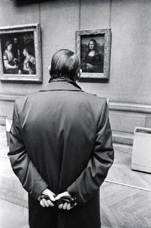 Man Looking at the Mona Lisa (© Owen Franken).