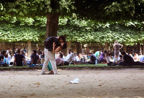 Couple embracing in Luxembourg Gardens, Paris (© Owen Franken).