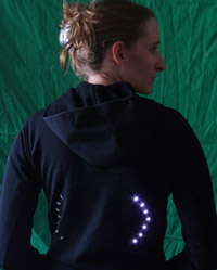 Turn-signal-equipped cycling wear made using a LilyPad Arduino kit.
