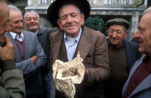 A truffle buyer enjoying white Alba truffles (Tuber magnatum) at a morning "clandestine" truffle market in Dogliani (Piedmont), Italy (© Owen Franken).