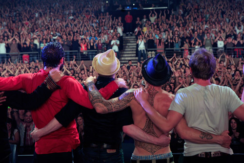 Charlie Winston and his band take a bow (© Owen Franken).