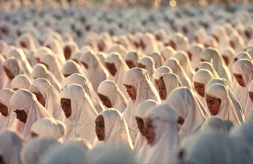 Women at prayer in Java (© Owen Franken).