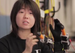 New robot adds two useful fingers to your hand.