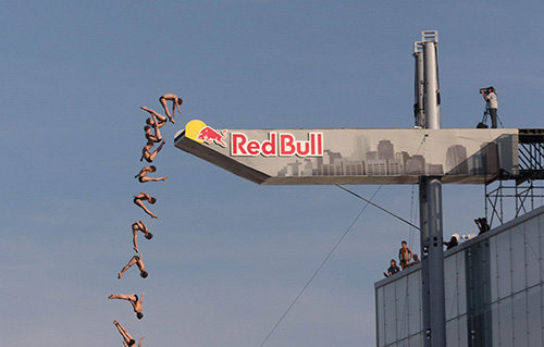 Red Bull cliff diving, Boston (© Clinton Blackburn).