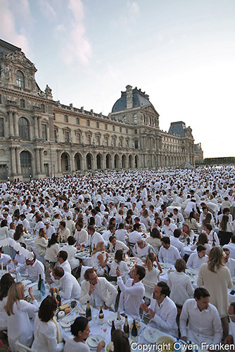 TThe White Dinner, 5000 people dressed in white, an annual secret dinner, Louvre, Paris (© Owen Franken)
