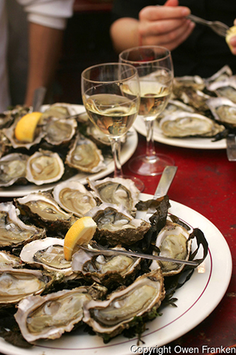 Oysters served on the weekends at the Paris Wine Bar, Baron Rouge. (© Owen Franken).