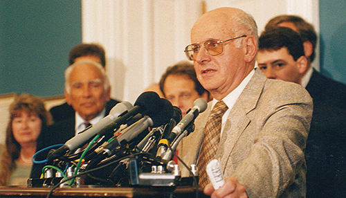 Kurt Gottfried PhD ’55 at a 2000 press conference in Washington. 