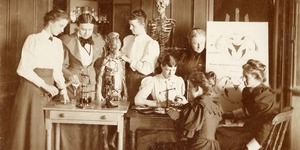 Caroline Woodman oversees a group of Wellesley’s physiology students
